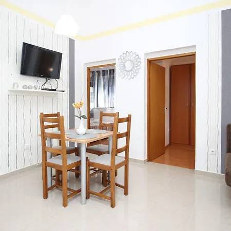 In Mit Eigenem Balkon By Interhome Appartamento